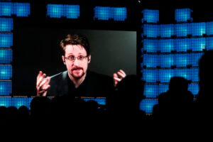 Snowden receives Russian passport, takes citizenship oath