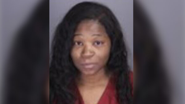 Mom charged with abandoning kids accused of violating court order
