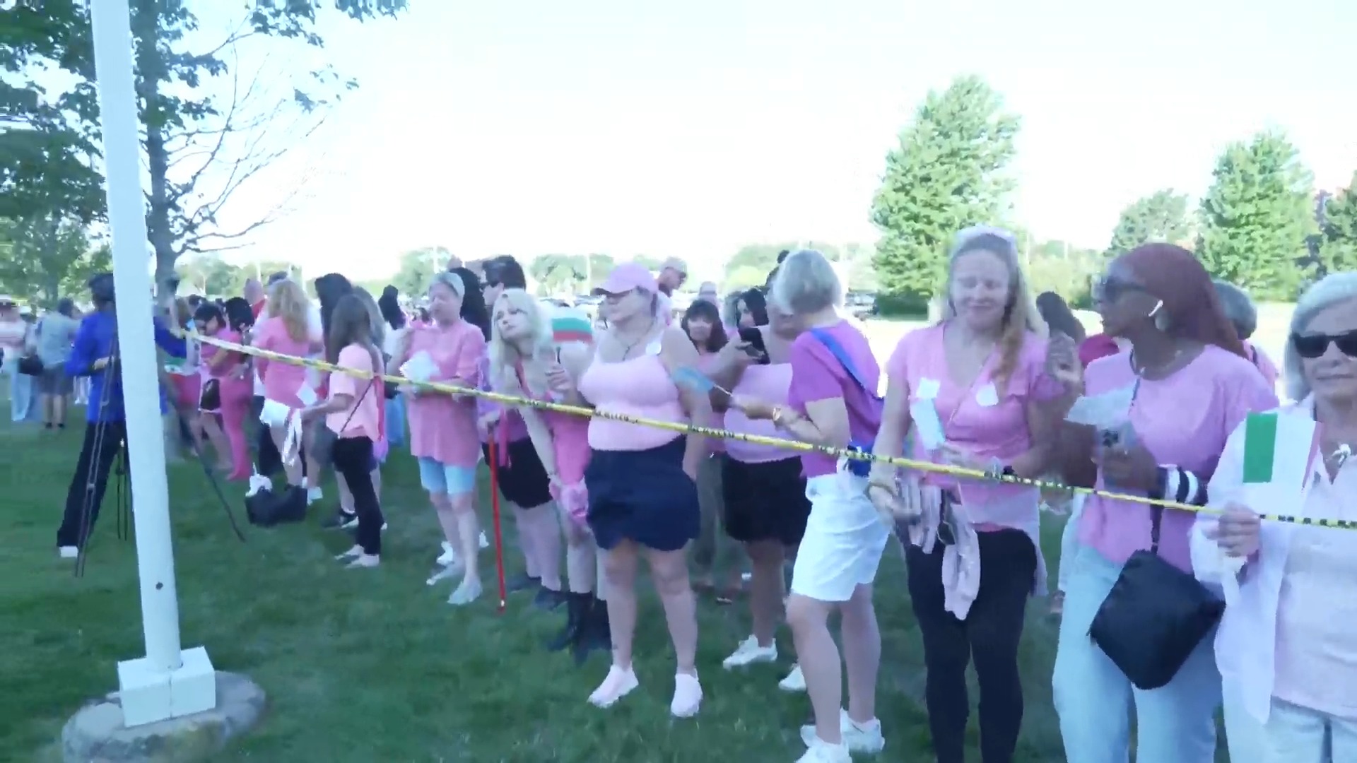 team-lindsay-hundreds-line-the-street-outside-courthouse-in-silent